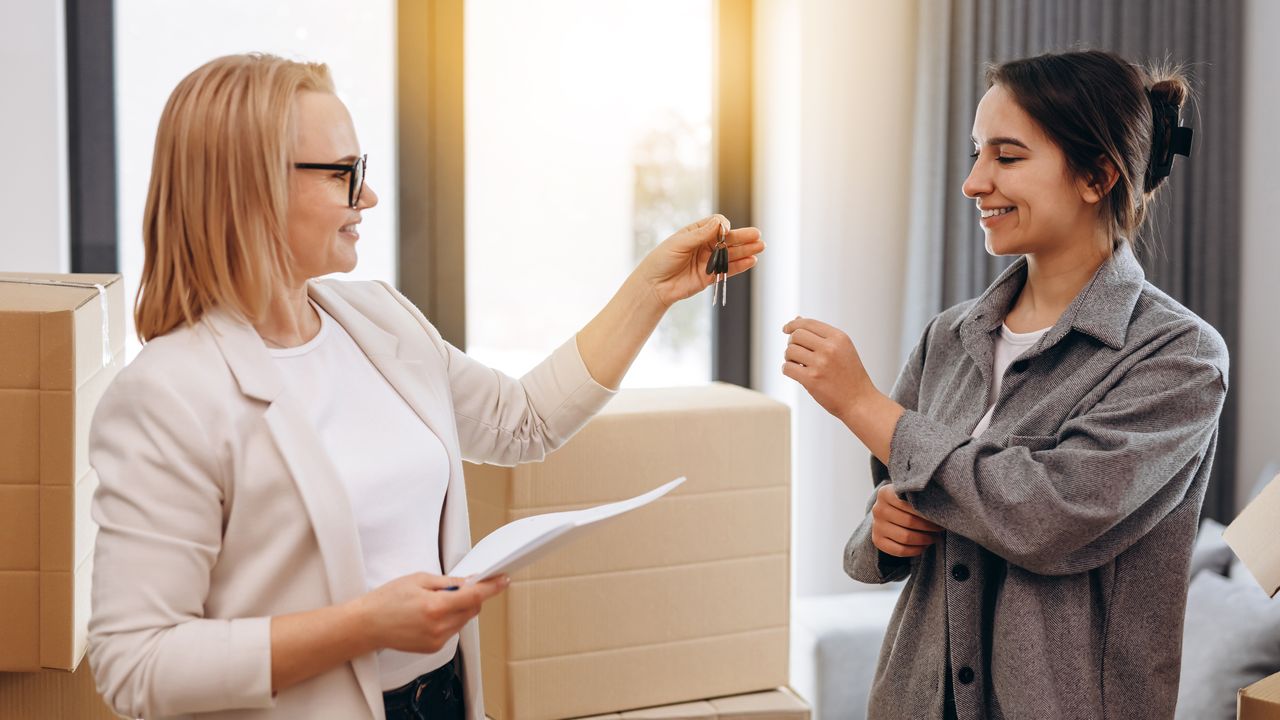 loueur confie les clés à son locataire