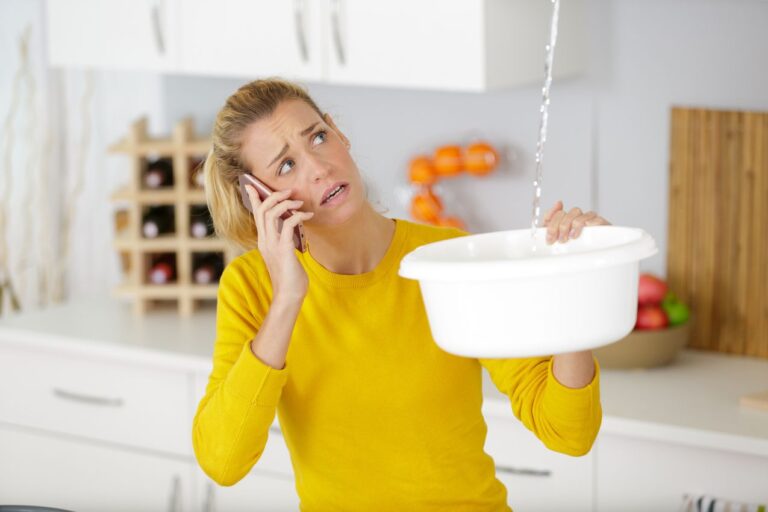 femme voit que la VMC fuit et coule