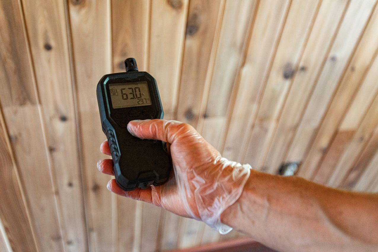 VMC solutions test l'humidité dans une maison