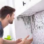homme veut installer une VMC car il a de l'humidite dans sa salle de bain