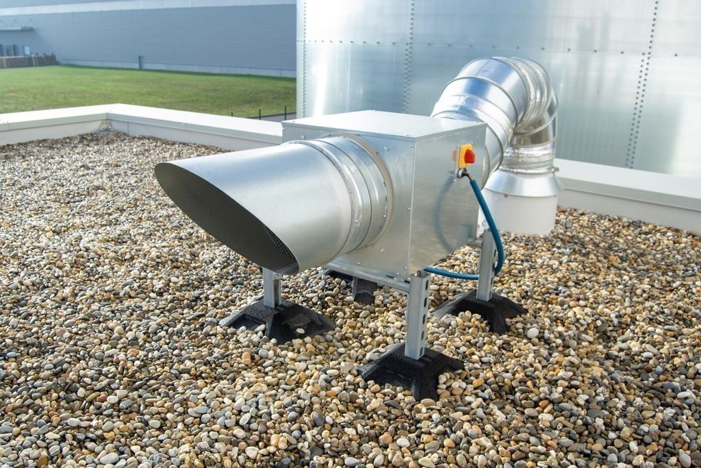 Caisson d'extraction VMC collective sur toiture d'immeuble collectif à Bègles