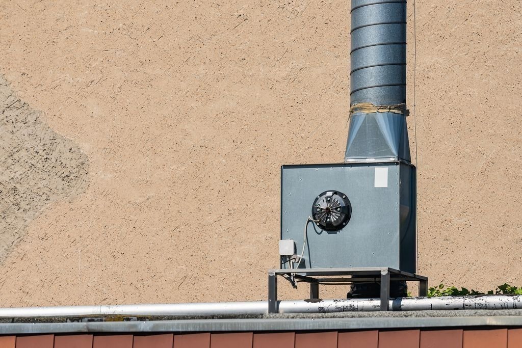 Caisson d'extraction VMC collective sur toiture de copropriété à Bordeaux