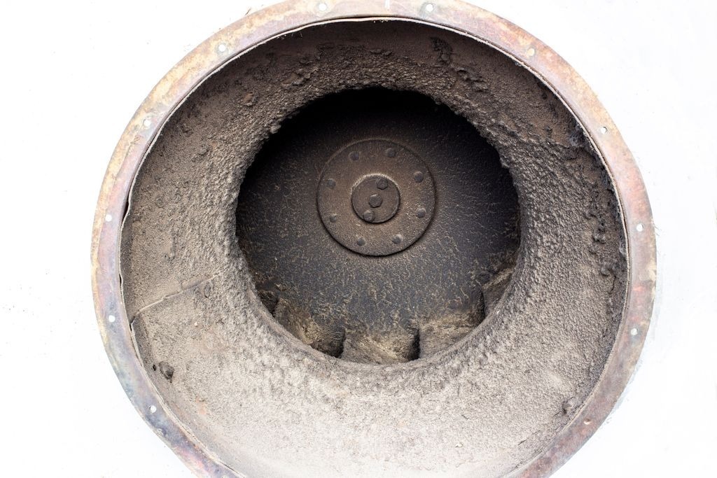 Ventilateur VMC collective encrassé avant nettoyage en copropriété