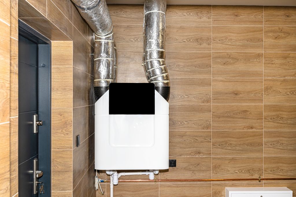 Caisson de VMC double flux installé en volume tempéré, accessible pour le remplacement des filtres et la vérification RE2020