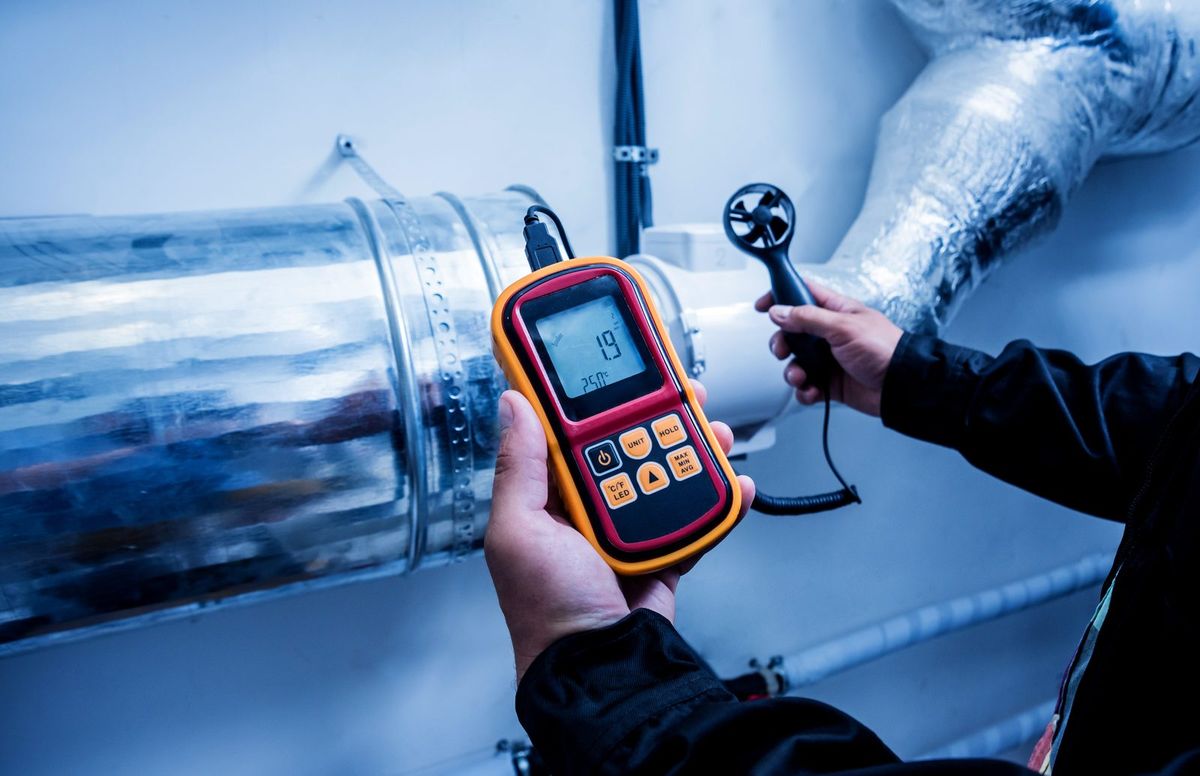 Anémomètre mesurant le débit d'air dans une gaine de ventilation