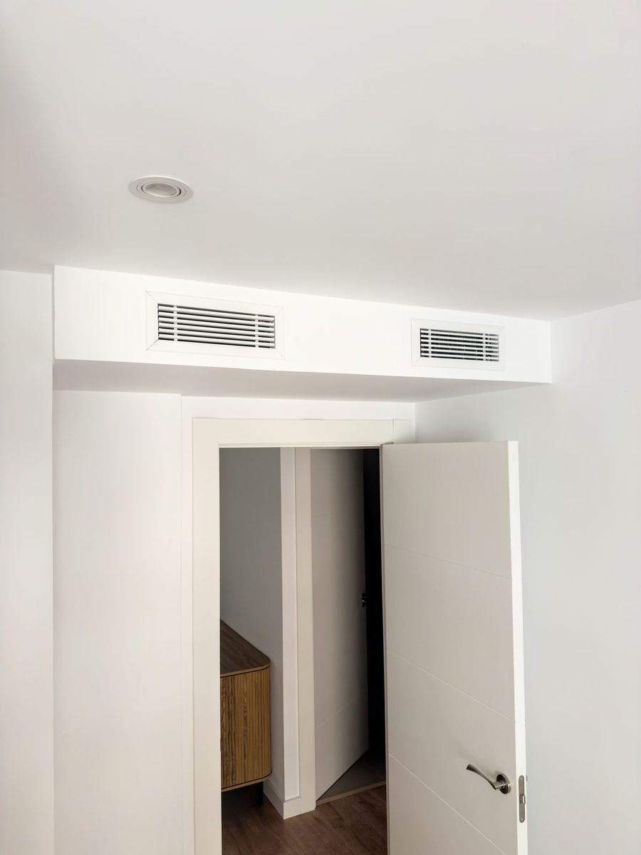 Bouche d'insufflation de VMI au plafond d'un couloir