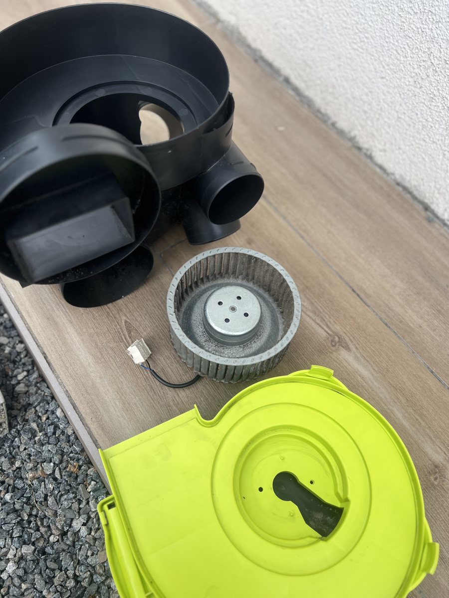Caisson de VMC simple flux ouvert pendant un diagnostic avant DPE