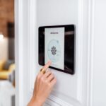Écran tactile mural pour piloter une VMC connectée