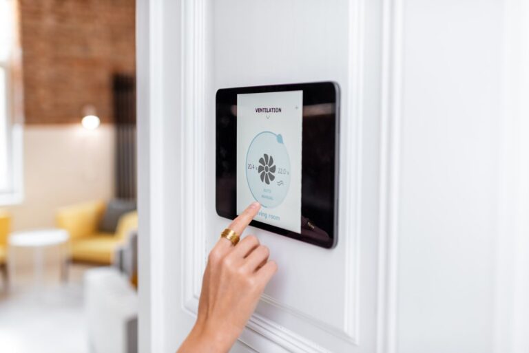 Écran tactile mural pour piloter une VMC connectée