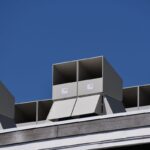 Extracteurs de VMC collective en toiture d'une copropriété
