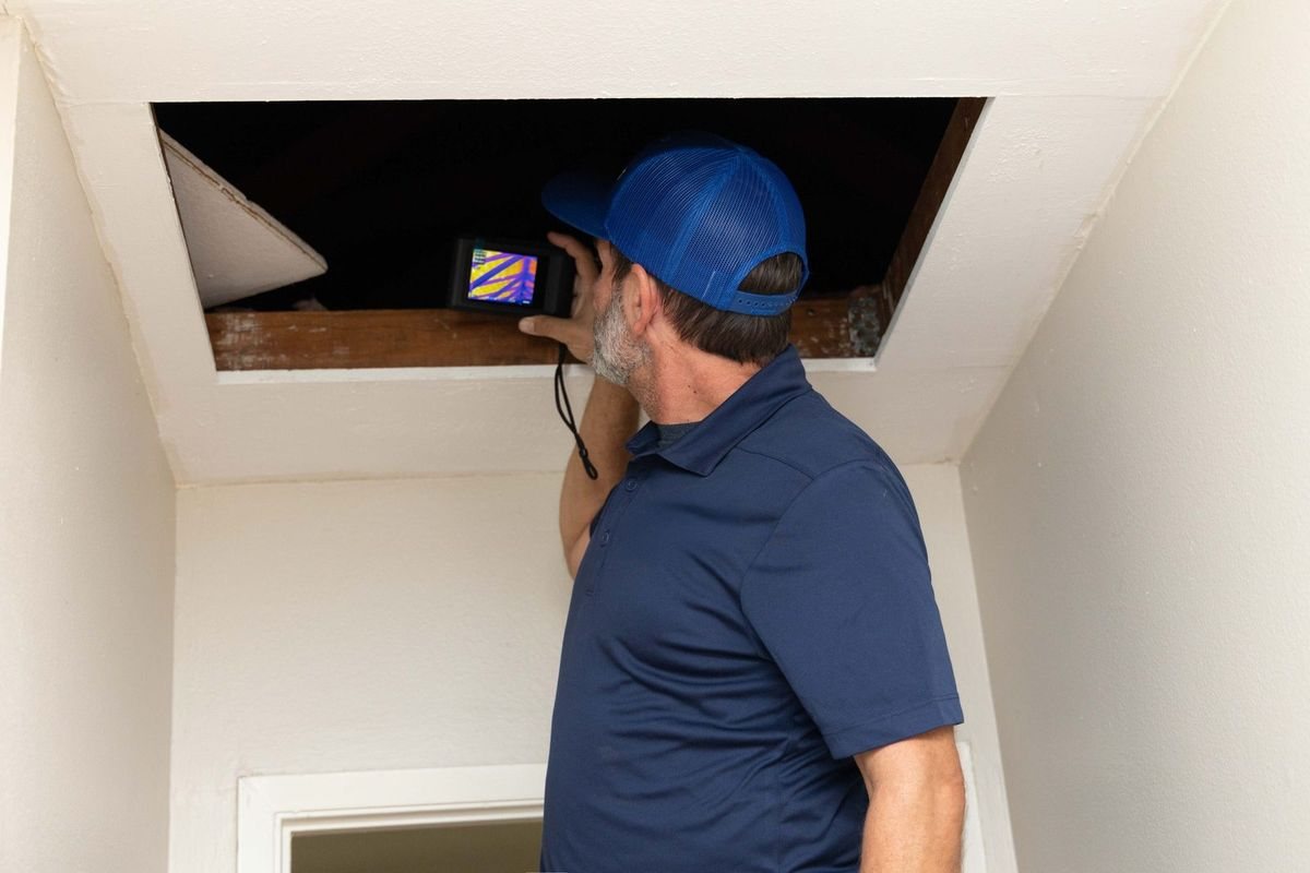 Technicien VMC Solutions inspectant les combles avant un DPE en Gironde