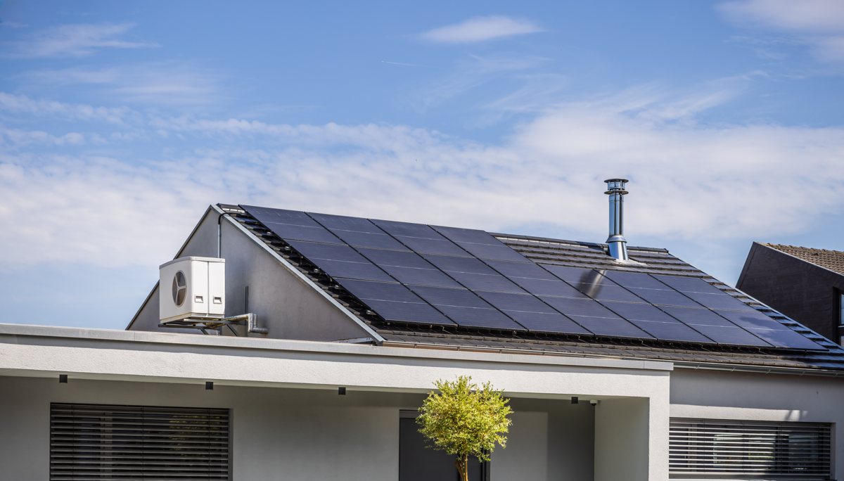 Toiture de maison équipée de panneaux solaires et d'une sortie de ventilation
