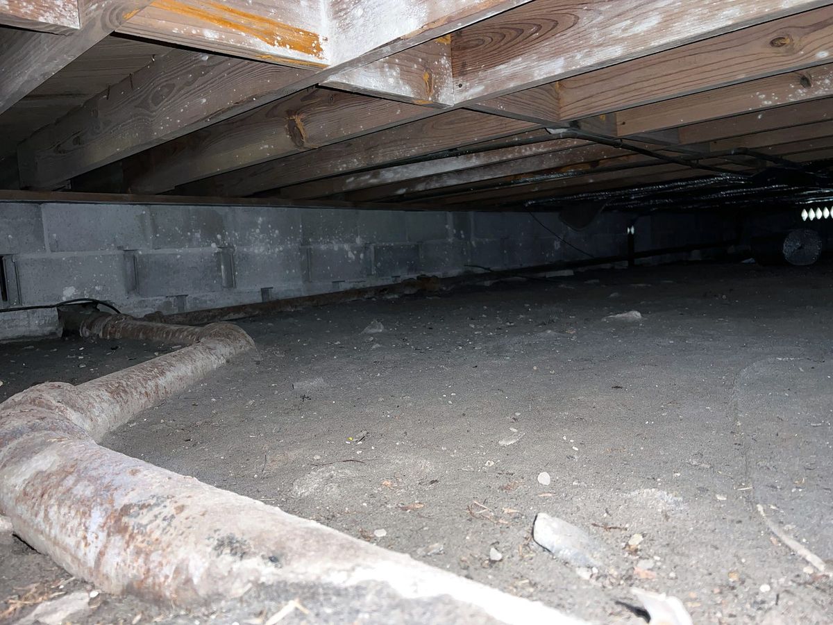Vide sanitaire humide sous une maison